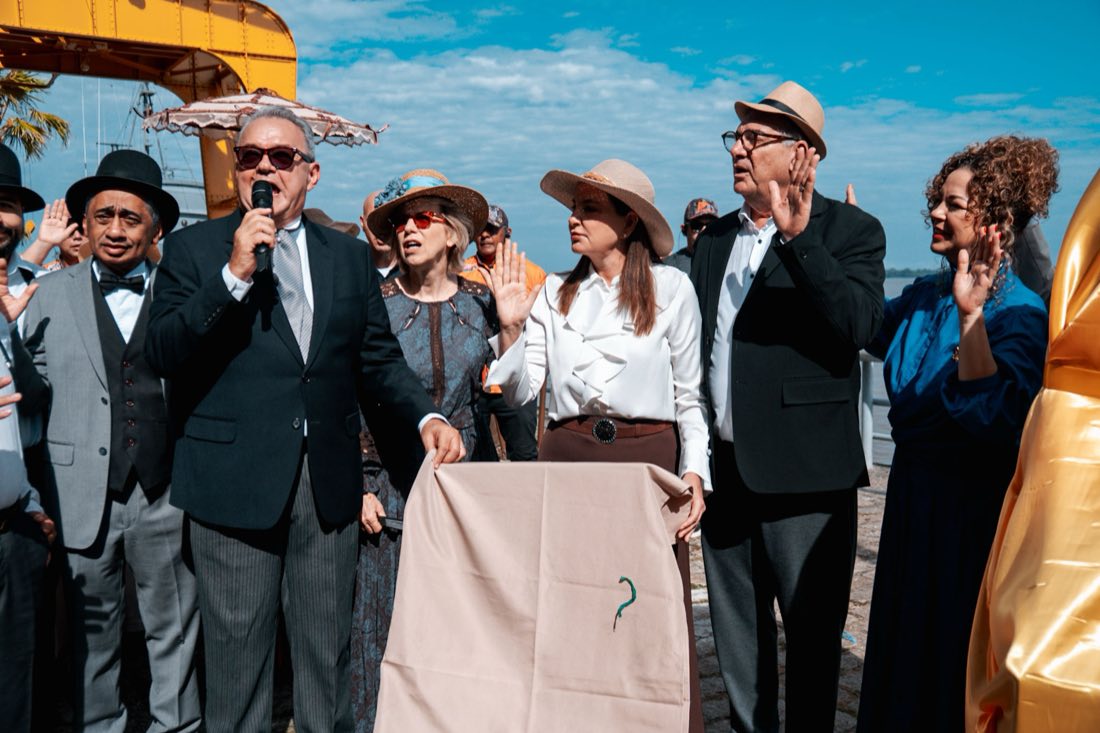 Autoridades reunidas durante discurso na cerimônia de inauguração do memorial, com placa ainda coberta ao fundo