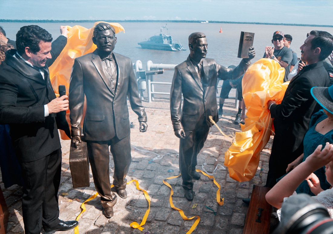 Descerramento das esculturas em bronze de Daniel Berg e Gunnar Vingren durante a cerimônia de inauguração do memorial, na Escadinha do Cais do Porto