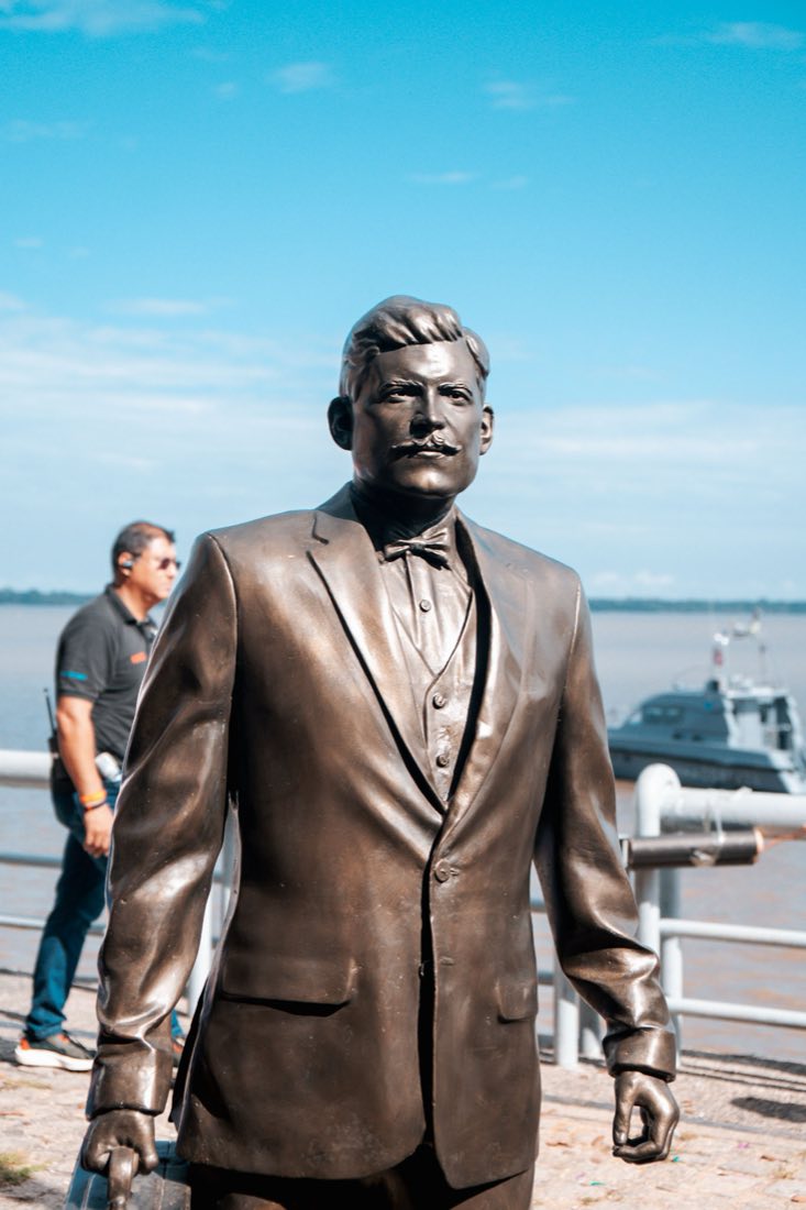 Escultura em bronze de Daniel Berg, obra do escultor Mario Pitanguy, na Escadinha do Cais do Porto em Belém