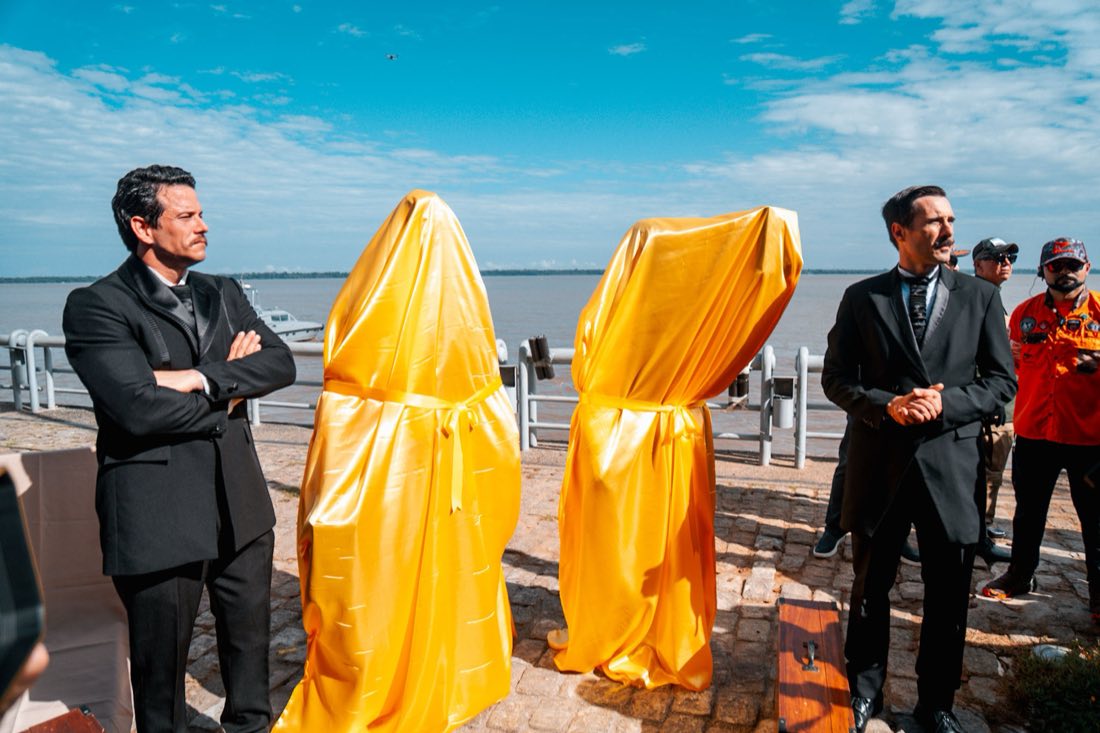 Estátuas cobertas por tecido dourado, momentos antes do descerramento, durante a cerimônia de inauguração do memorial