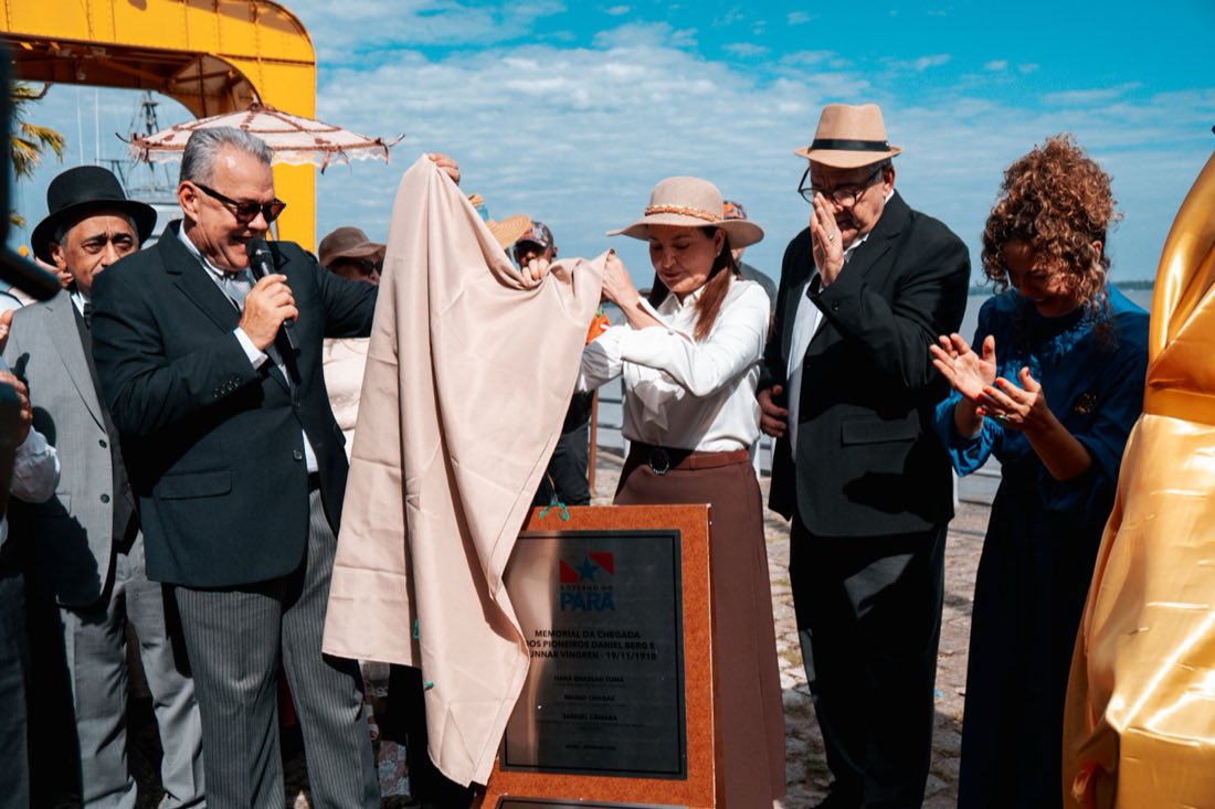 Autoridades revelam a placa oficial do memorial durante a cerimônia de inauguração, na Escadinha do Cais do Porto