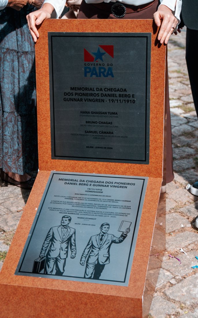Placa oficial do Memorial da Chegada dos Pioneiros Daniel Berg e Gunnar Vingren, com texto de homenagem do Governo do Pará e assinatura do escultor Mario Pitanguy