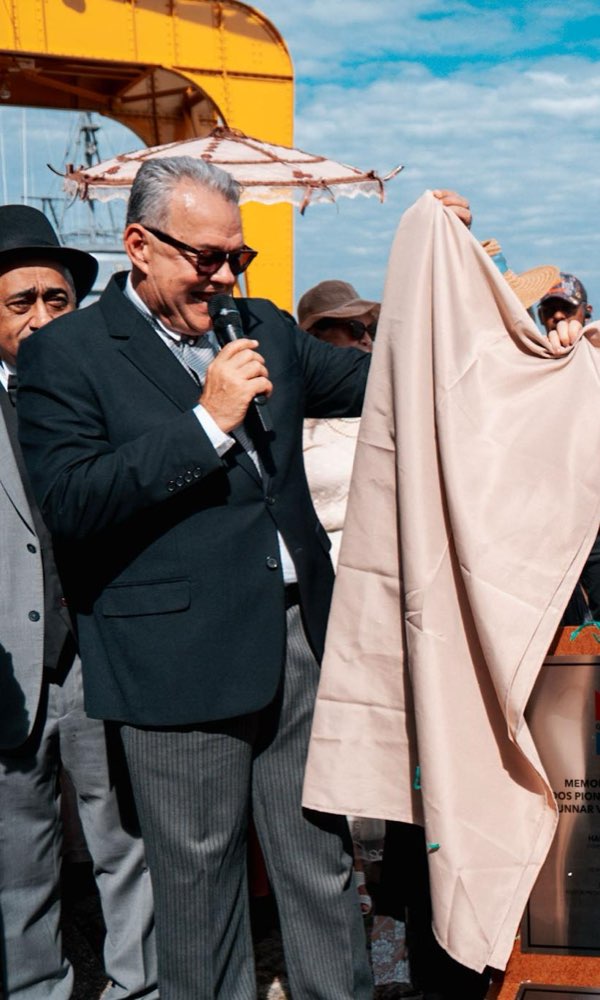 Pastor Samuel Câmara conduzindo a cerimônia de entrega do memorial, microfone em mãos, na Escadinha do Cais do Porto